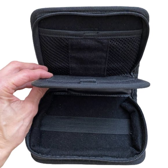 Nintendo DSi Handheld System, stylus, charger and 2 carrying cases - Picture 4 of 5